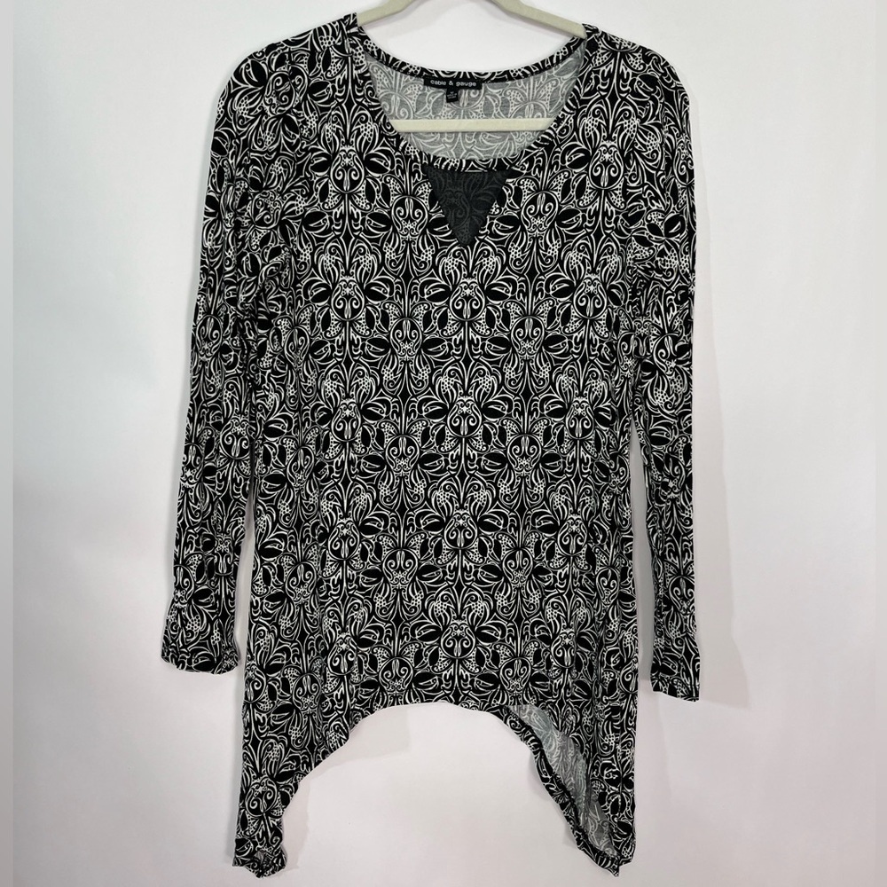 Cable and Gauge Black White Floral V Neck Top with Scalloped Shark Bite Hem Sz M
